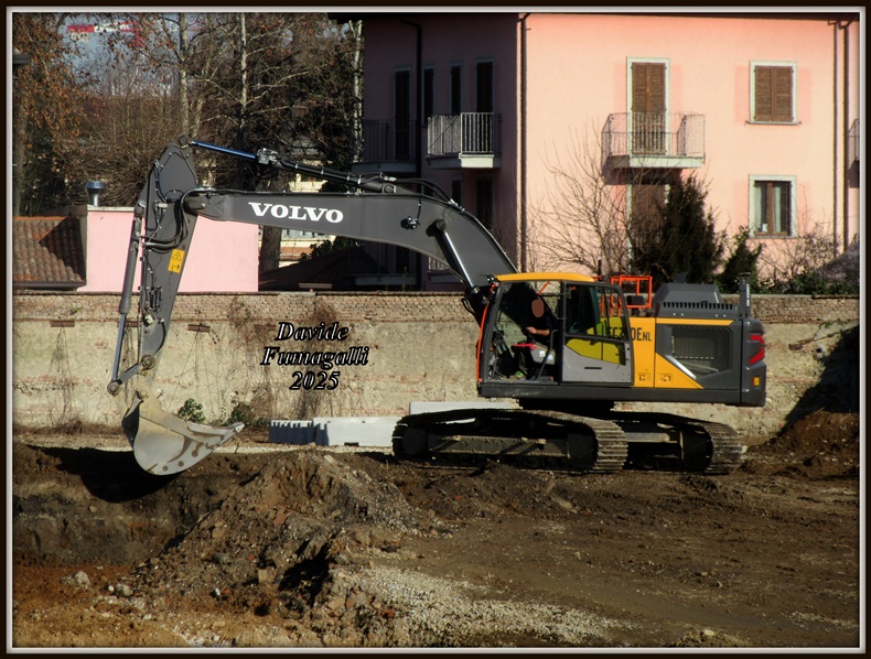 Volvo EC250 Giussani (4).jpg
