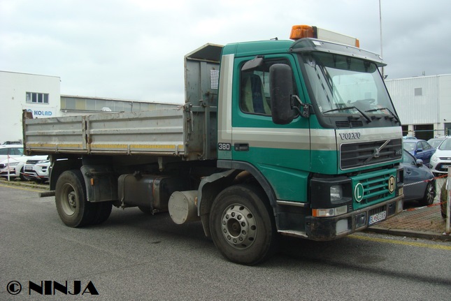 Volvo_FM12_380_4x2_S3_01.jpg