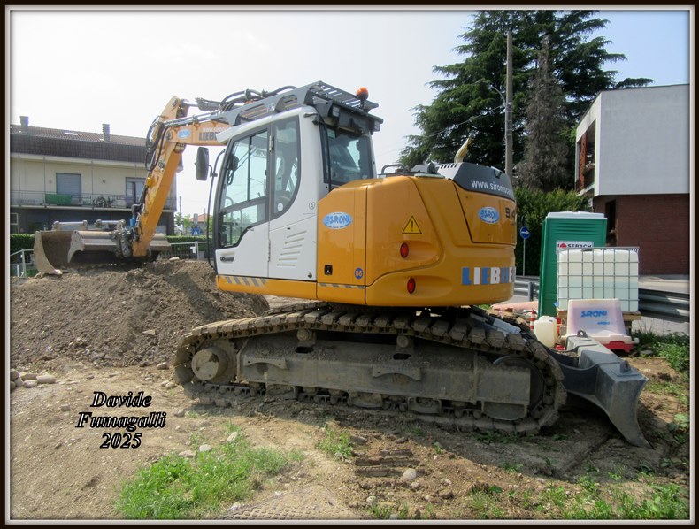 Liebherr R914 Compact Sironi 002.jpg