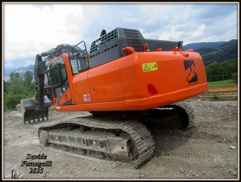 Komatsu PC490-11 Santambrogio 003.jpg