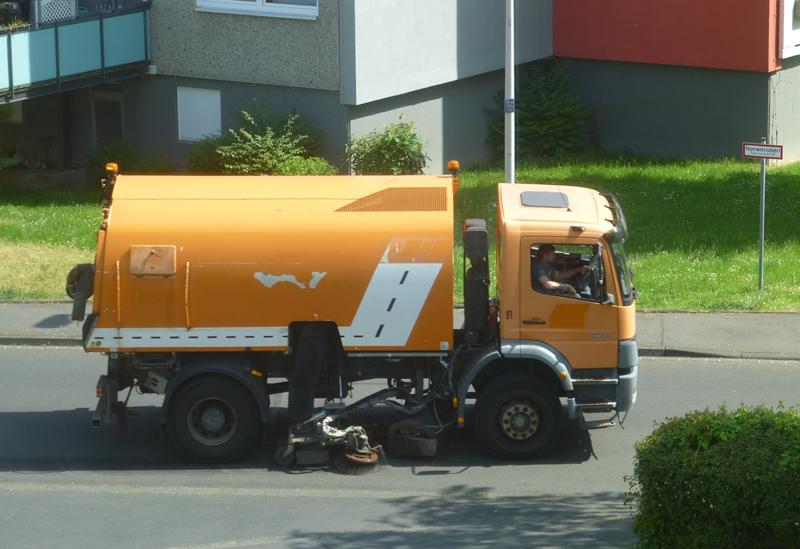 MB Atego 1828 Kehrmaschine Orange 2 (Copy).jpg