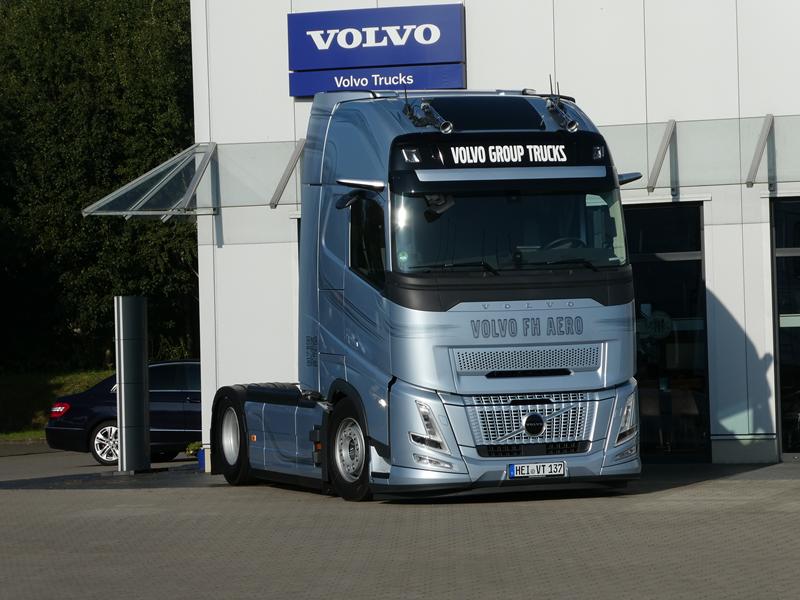 New Volvo FH 500 Aero SZM Blaumetalic 1 (Copy).jpg