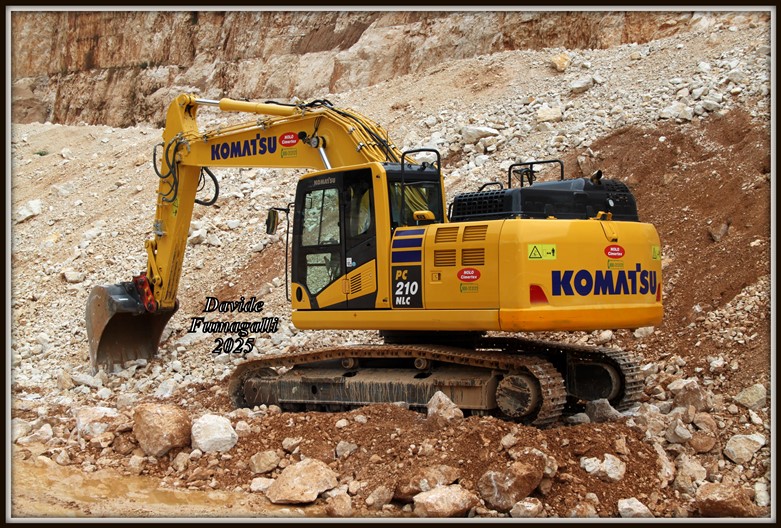 Komatsu PC210 (1).jpg