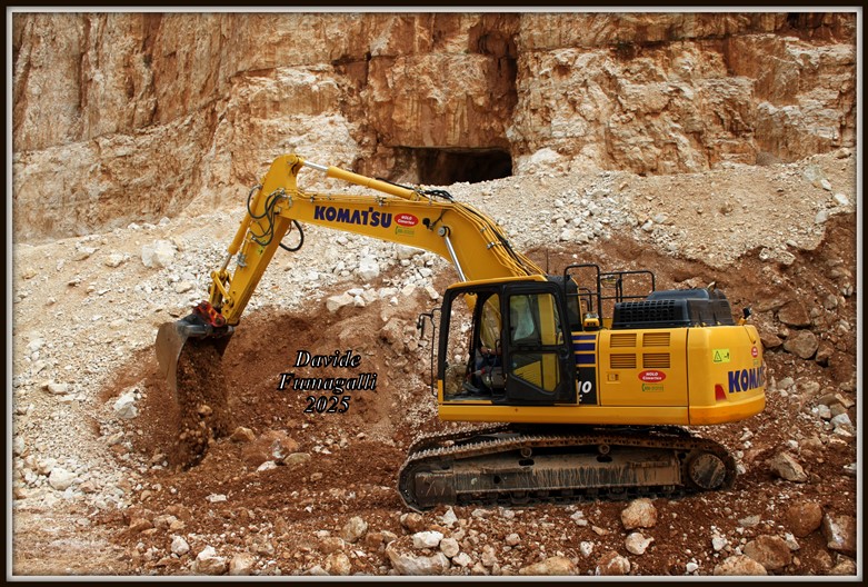 Komatsu PC210 (8).jpg