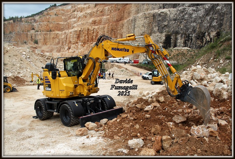 Komatsu PW138 (1).jpg