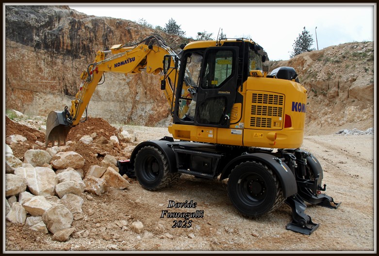 Komatsu PW138 (3).jpg