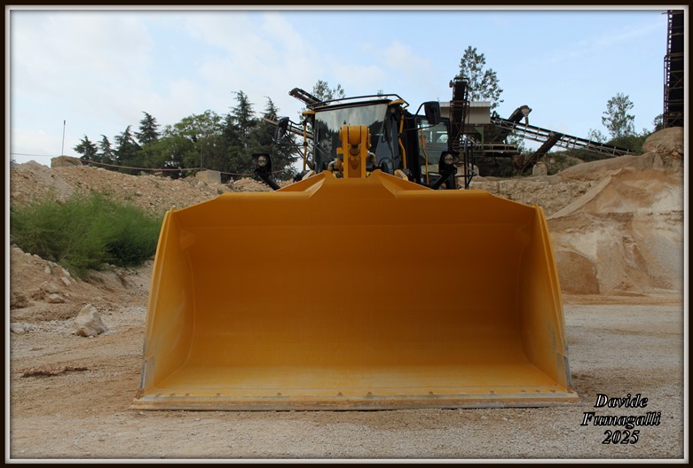 Komatsu WA485 (3).jpg