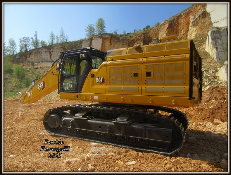 Cat 374NG (2).jpg