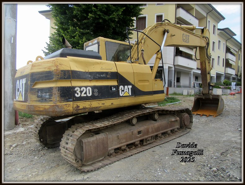 Caterpillar 320S Bruni 002.jpg