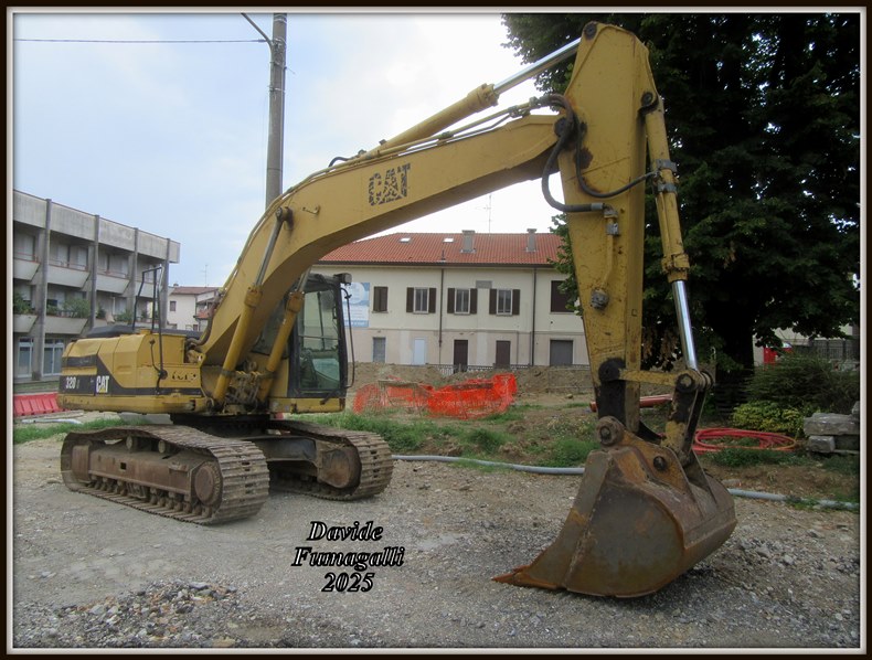 Caterpillar 320S Bruni 003.jpg