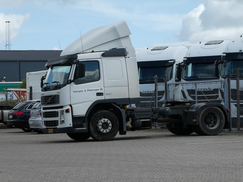 Volvo FM12 340 Hansen & Petersen 1 (Copy).jpg
