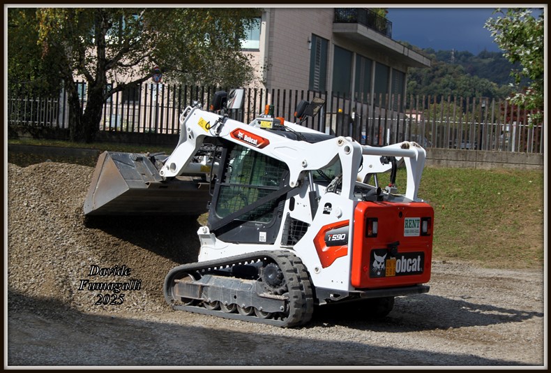 Bobcat T590 radio (3).jpg