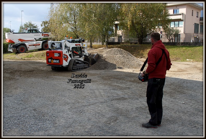 Bobcat T590 radio (5).jpg