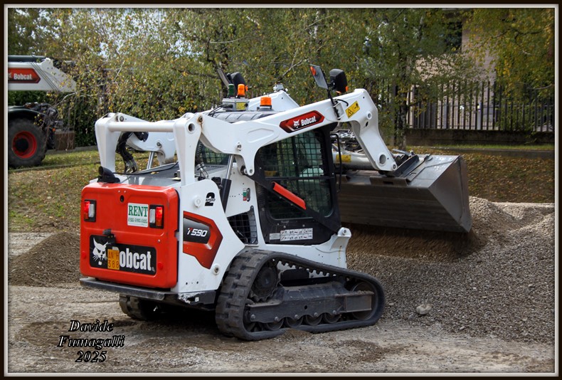 Bobcat T590 radio (8).jpg