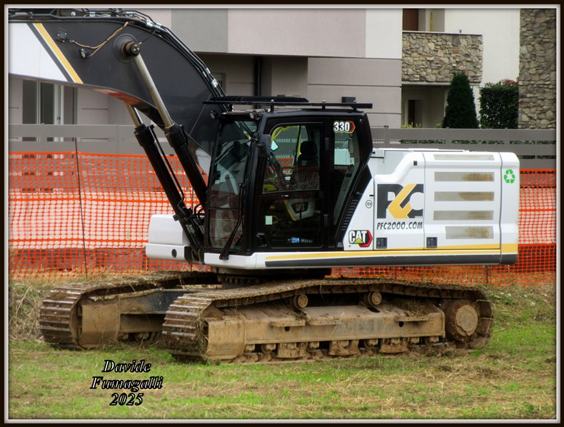 Caterpillar 330 PFC2000 002.jpg