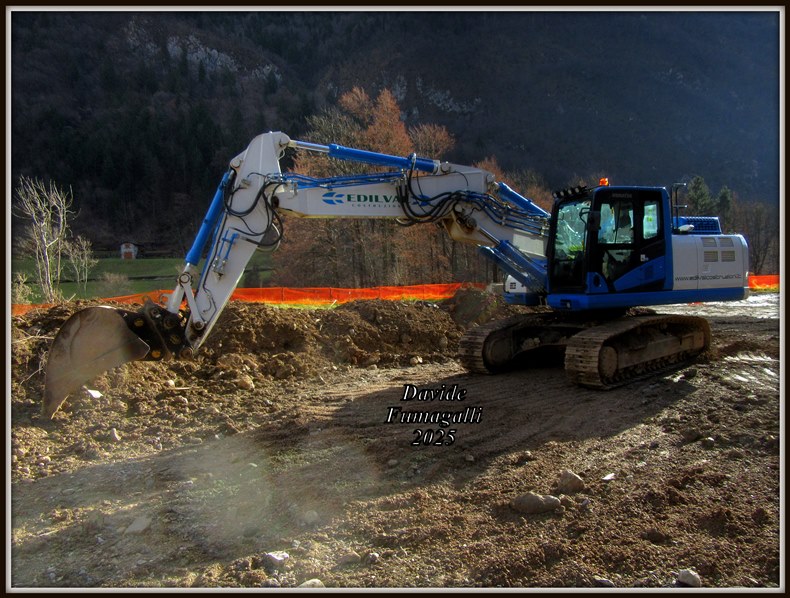 Komatsu PC210NLC-11 Edil Val 001.jpg