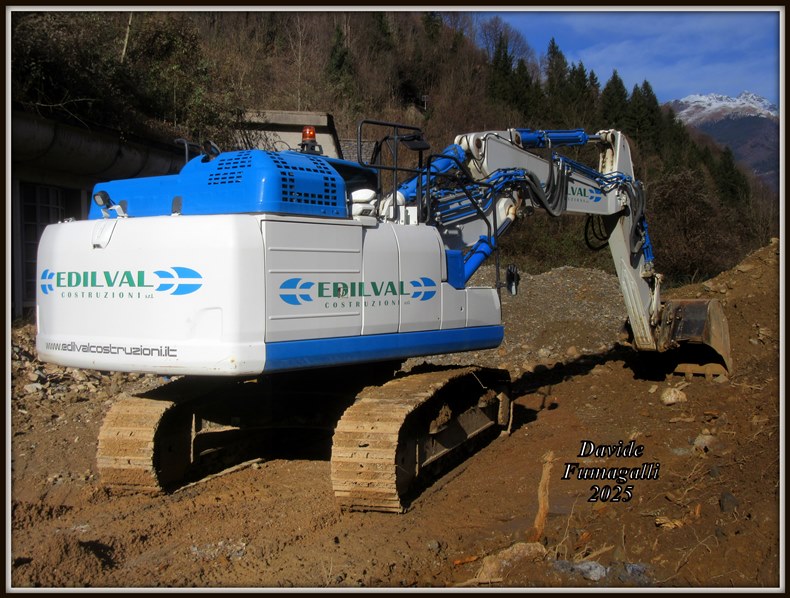 Komatsu PC210NLC-11 Edil Val 003.jpg