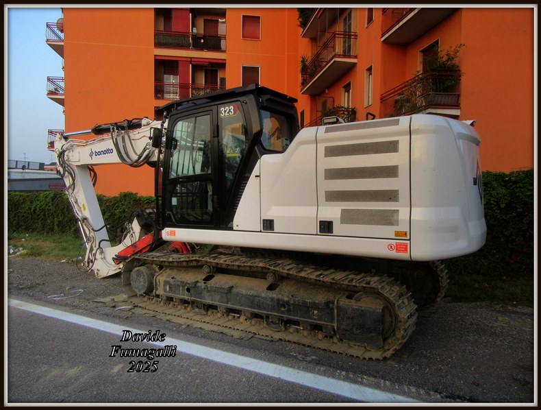 Caterpillar 323NG Bonotto 001.jpg