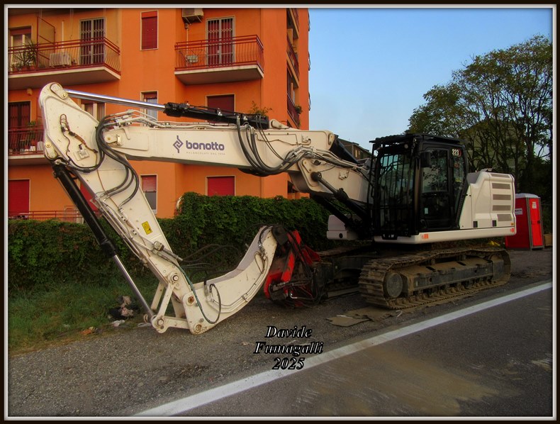 Caterpillar 323NG Bonotto 002.jpg