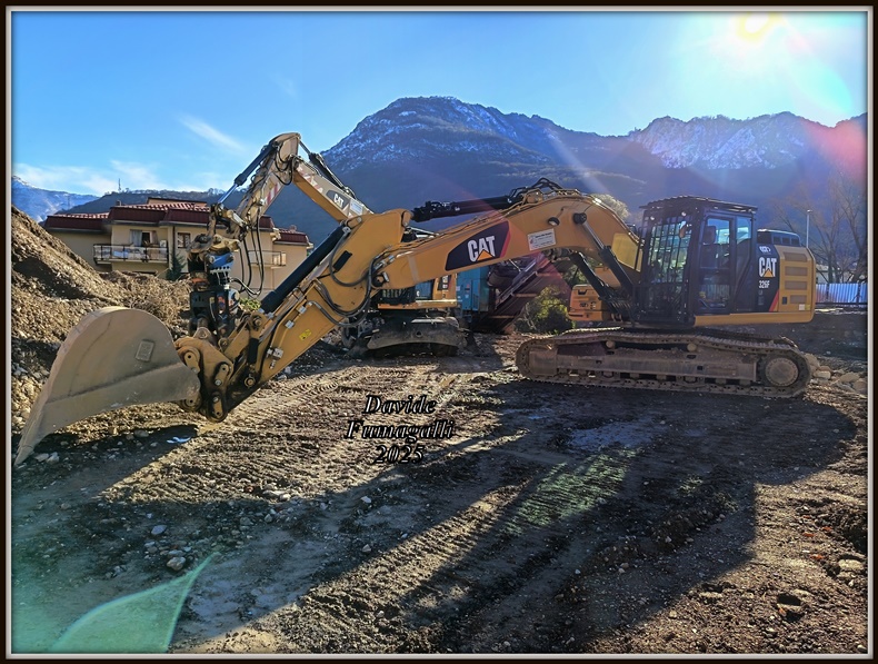 Caterpillar 326F Stampini 004.jpg