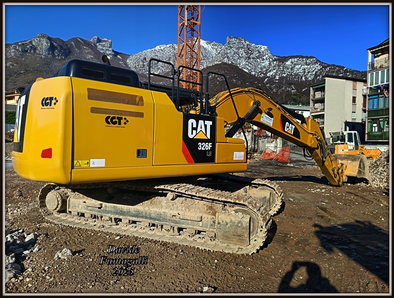 Caterpillar 326F Stampini 005.jpg