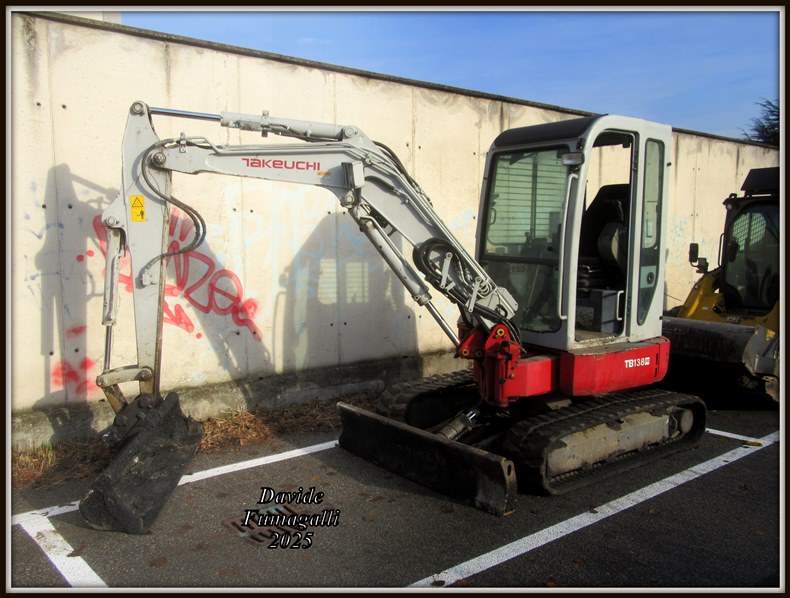 Takeuchi TB138FR ACM Asfalti 001.jpg