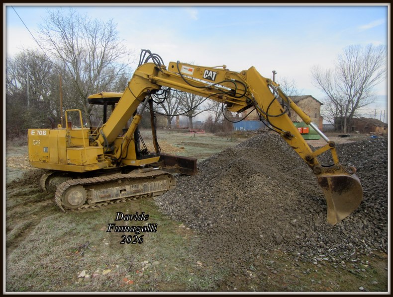 Caterpillar E70B 002.jpg