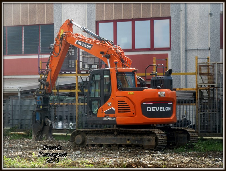 Develon DX140LCR.jpg