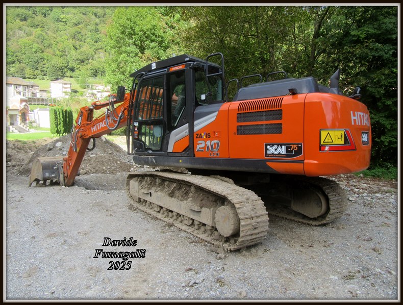 Hitachi Zaxis 210LCN-7 Binda 001.jpg