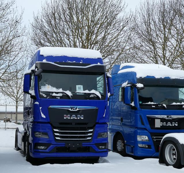 New MAN TGX 18.520 SZM Blau 22 (Copy).jpg