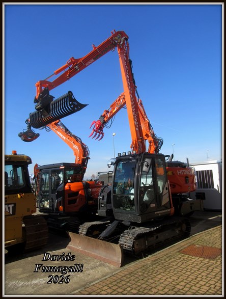 Hitachi Zaxis 85US long reach Massucco 001.jpg
