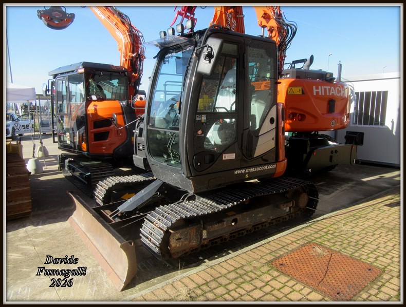 Hitachi Zaxis 85US long reach Massucco 002.jpg