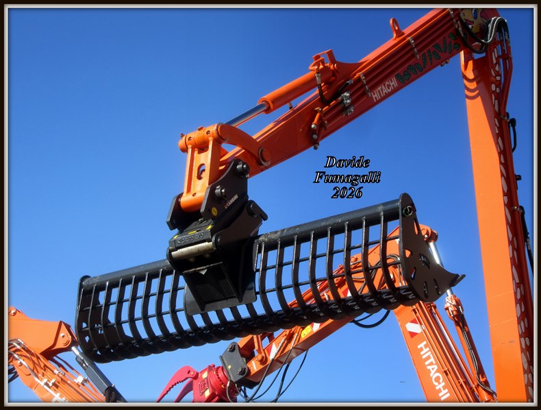 Hitachi Zaxis 85US long reach Massucco 004.jpg