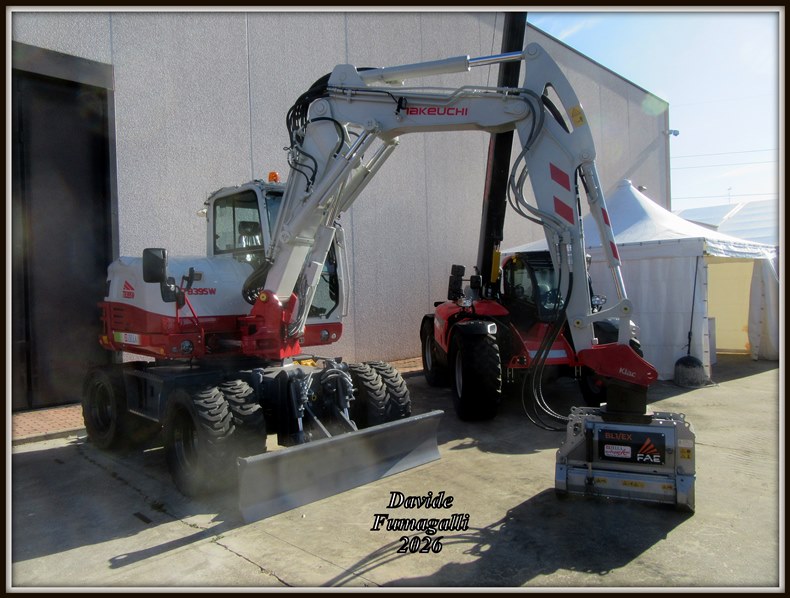 Takeuchi TB395 002.jpg