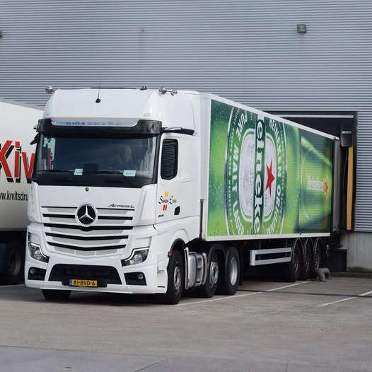 Mercedes Benz Actros 2545 Gigaspace.jpg