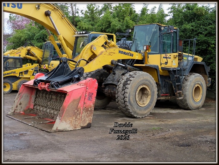 Komatsu WA380 001.jpg