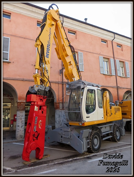 Liebherr A904C Devoti 001.jpg