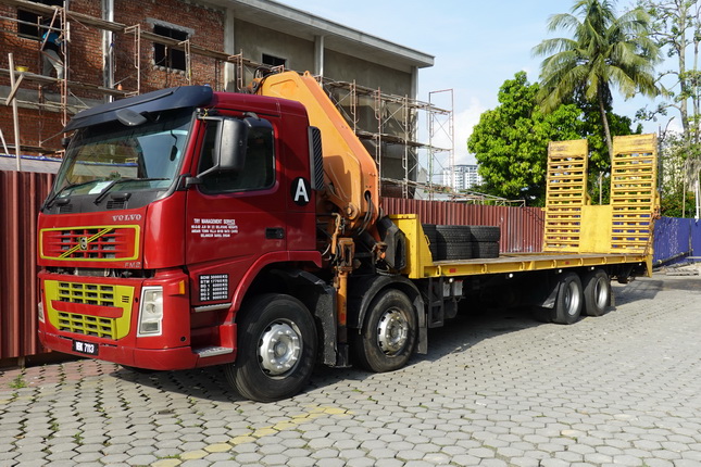 Volvo_FM12_400_8x4_Tow_HR_Fassi_MY_01.jpg