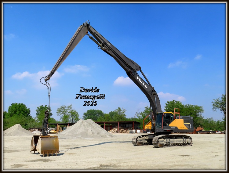 Volvo EC480E Rossini 001.jpg