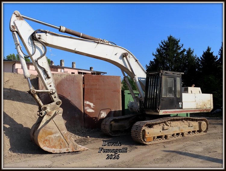 Komatsu PC300NLC-3 Manara 002.jpg