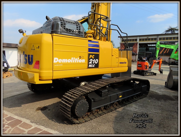 Komatsu 210 demolition (2).jpg