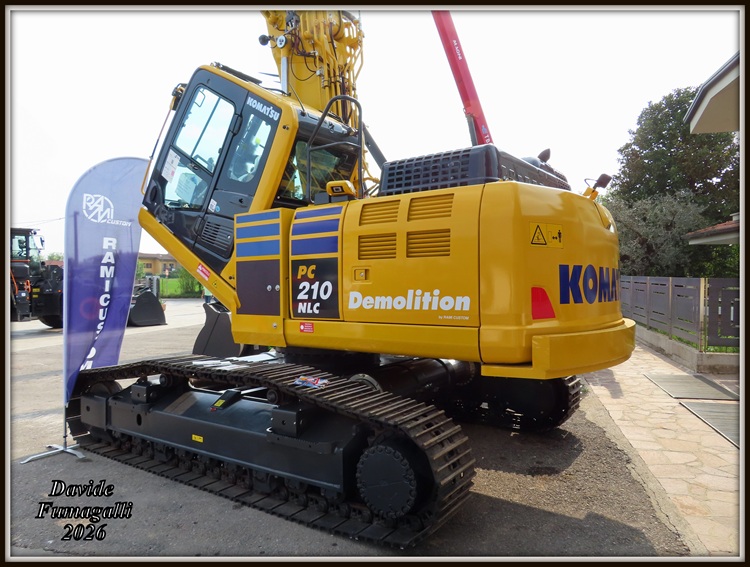 Komatsu 210 demolition (3).jpg
