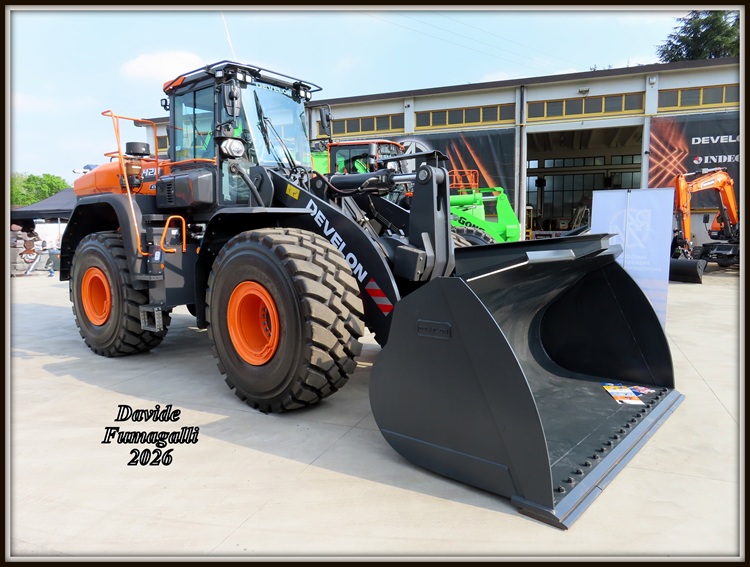Develon DL420 (2).jpg