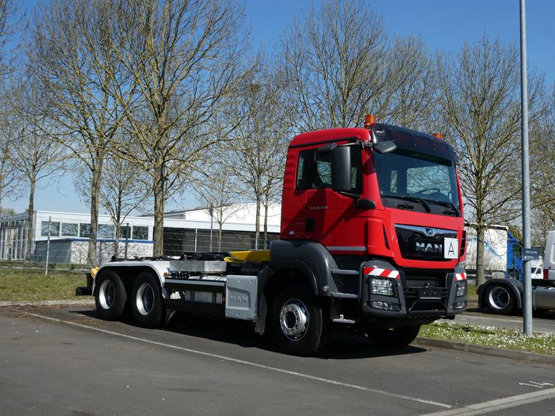 MAN TGS 26.500 Abrollkipper Rot 10 (Copy).jpg