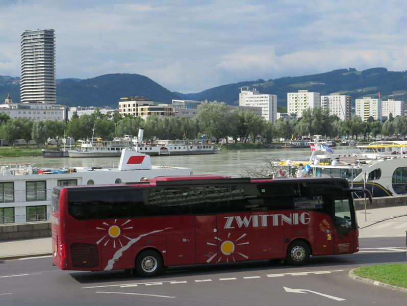 MB Tourismo Rolf Zwitting 2 (Copy).jpg