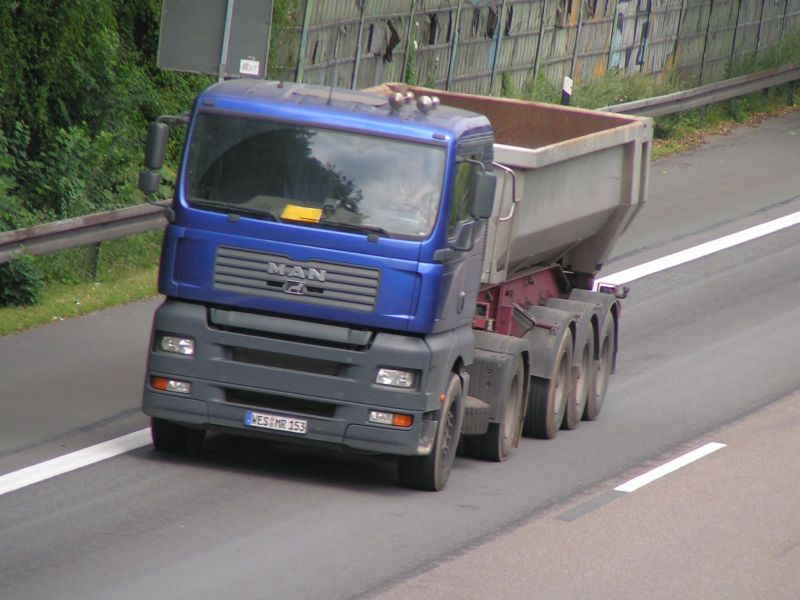 MAN TGA Sattelzug Mulde 2+3 Blau 001.jpg