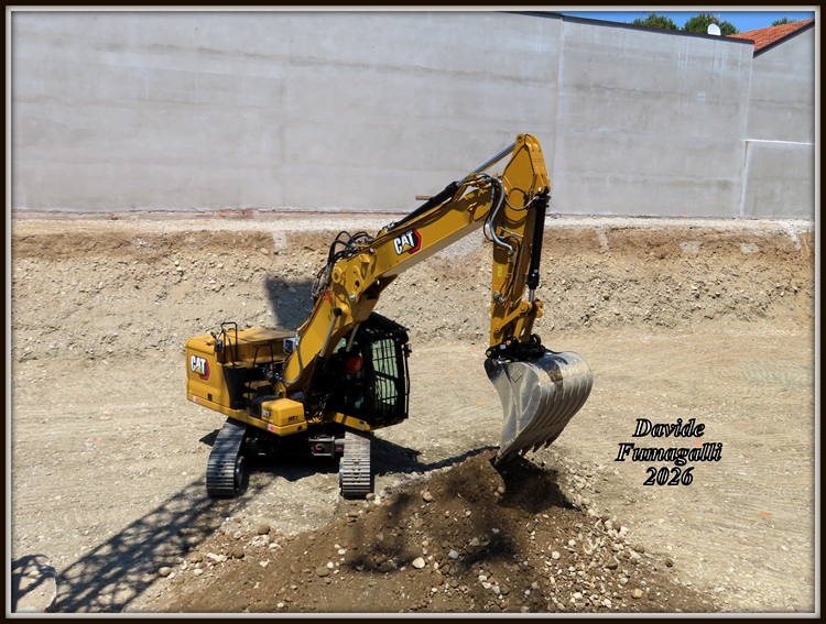 Caterpillar 323 UHD Giussani (5).jpg