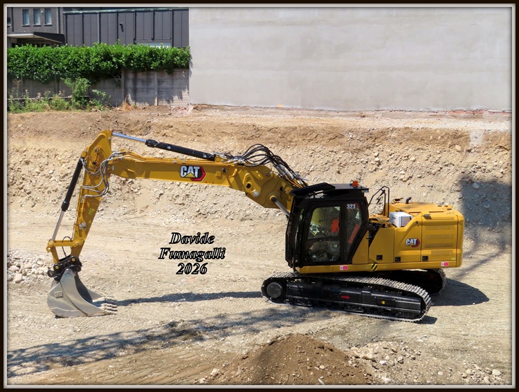 Caterpillar 323 UHD Giussani (6).jpg