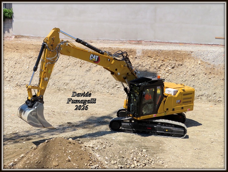 Caterpillar 323 UHD Giussani (8).jpg