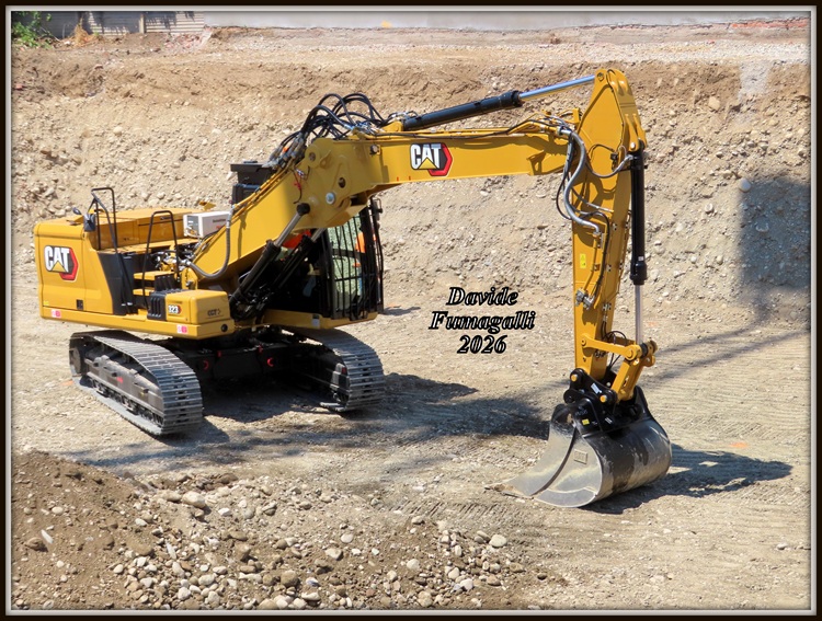 Caterpillar 323 UHD Giussani (10).jpg